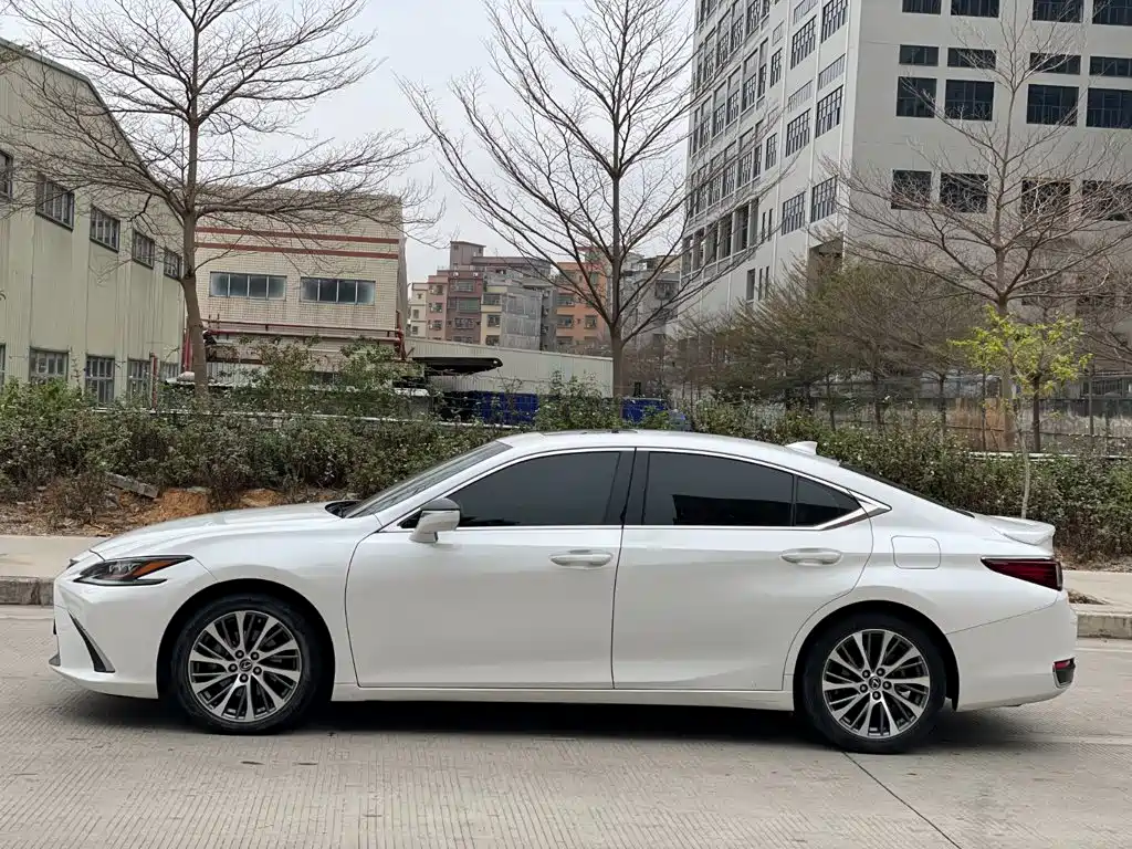 Lexus ES 2021 — фото 16