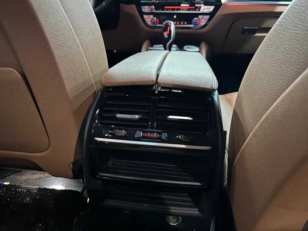BMW 5 Series 2018 — фото 13
