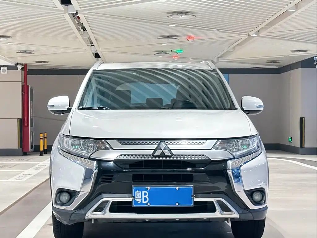 Mitsubishi Outlander 2019 — фото 2