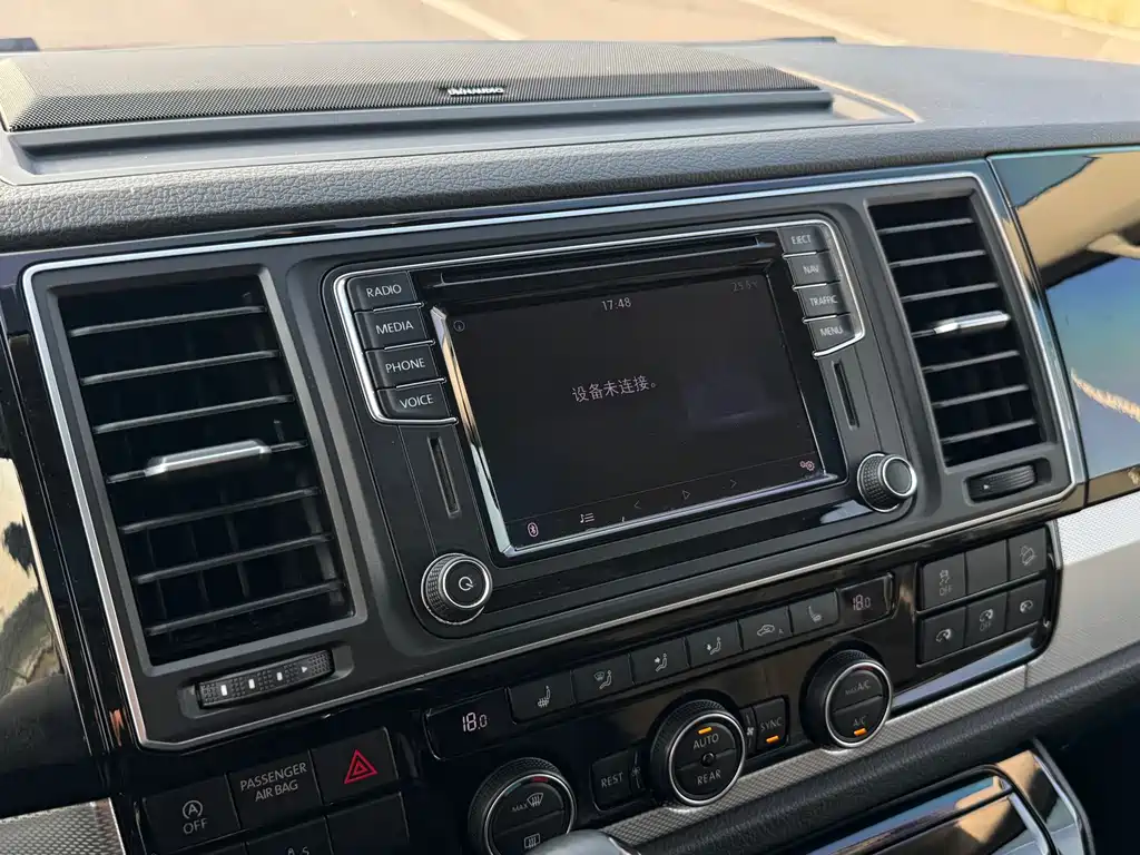 Volkswagen Multivan 2018 — фото 16