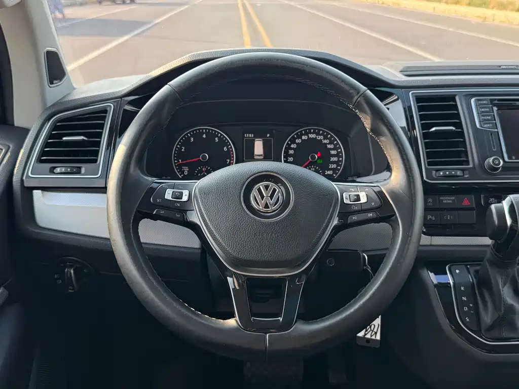 Volkswagen Multivan 2018 — фото 27