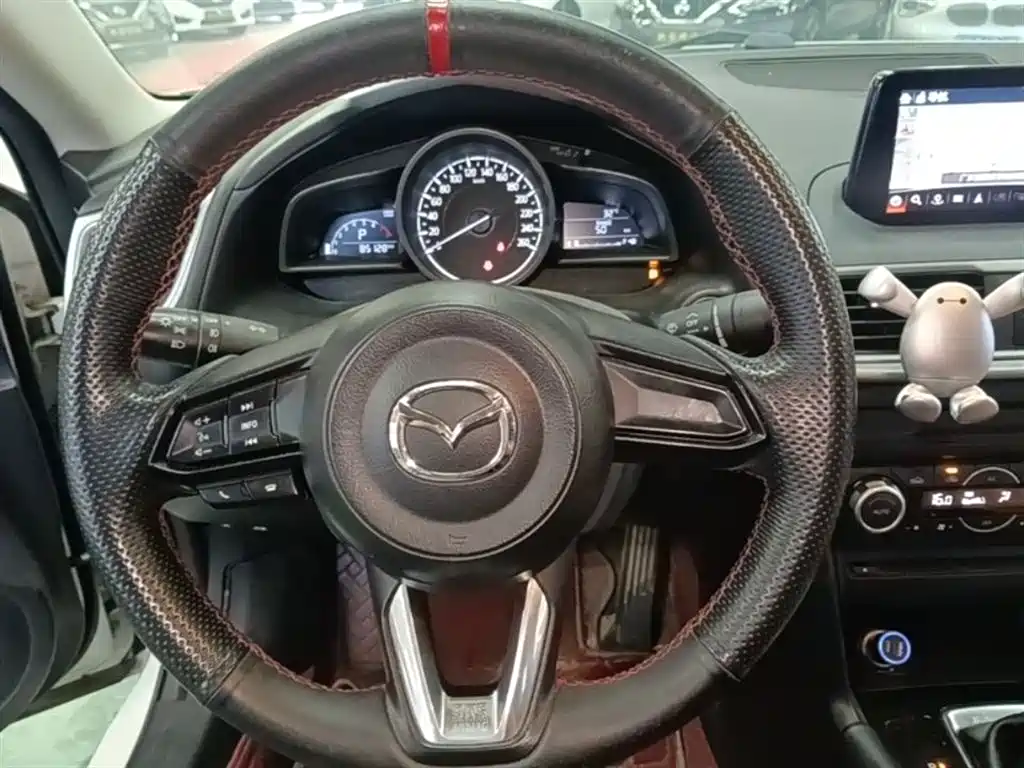 Mazda 3 Axela 2018 — фото 11