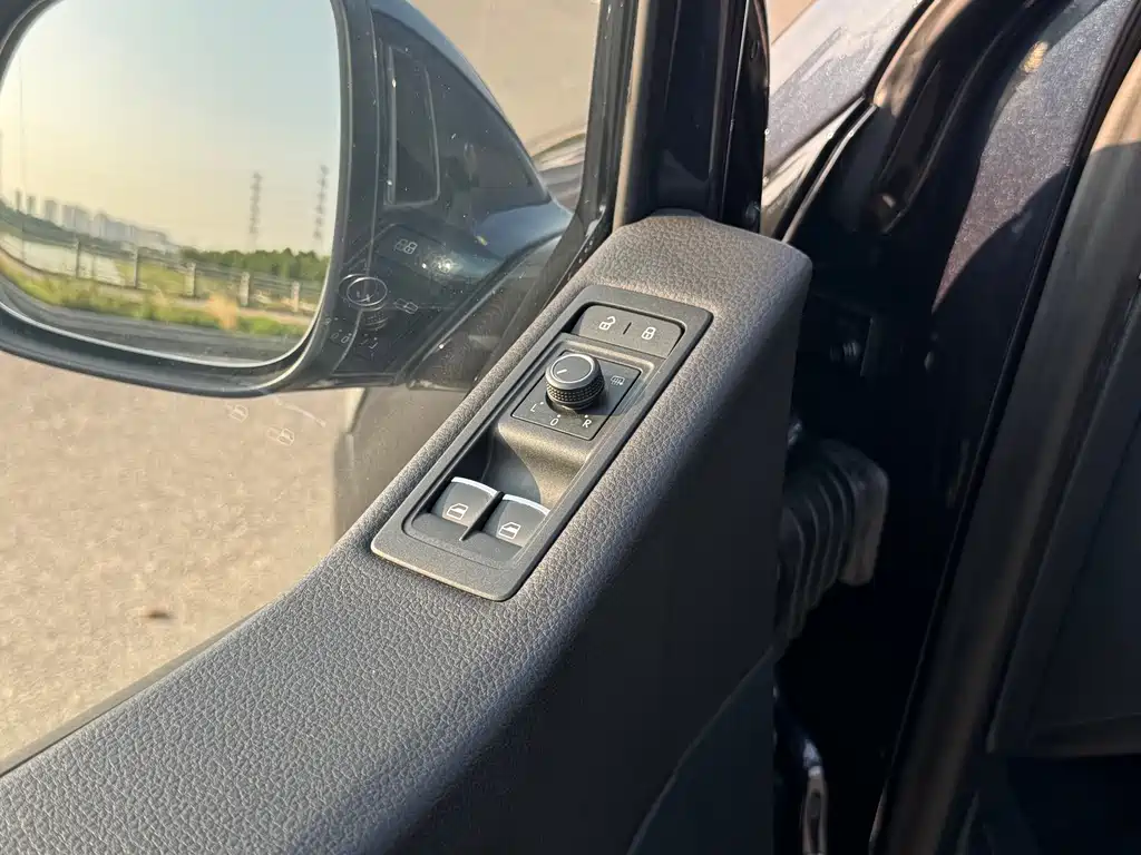 Volkswagen Multivan 2018 — фото 11