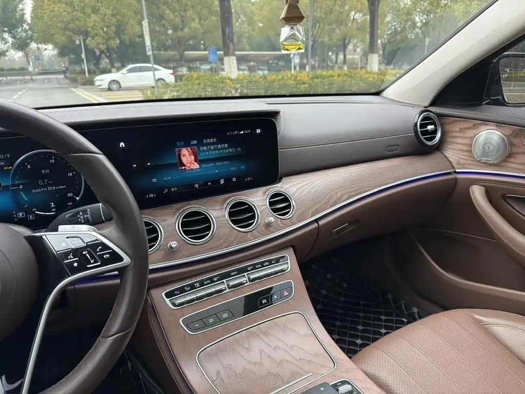 Mercedes-Benz E-Class 2023 — фото 9