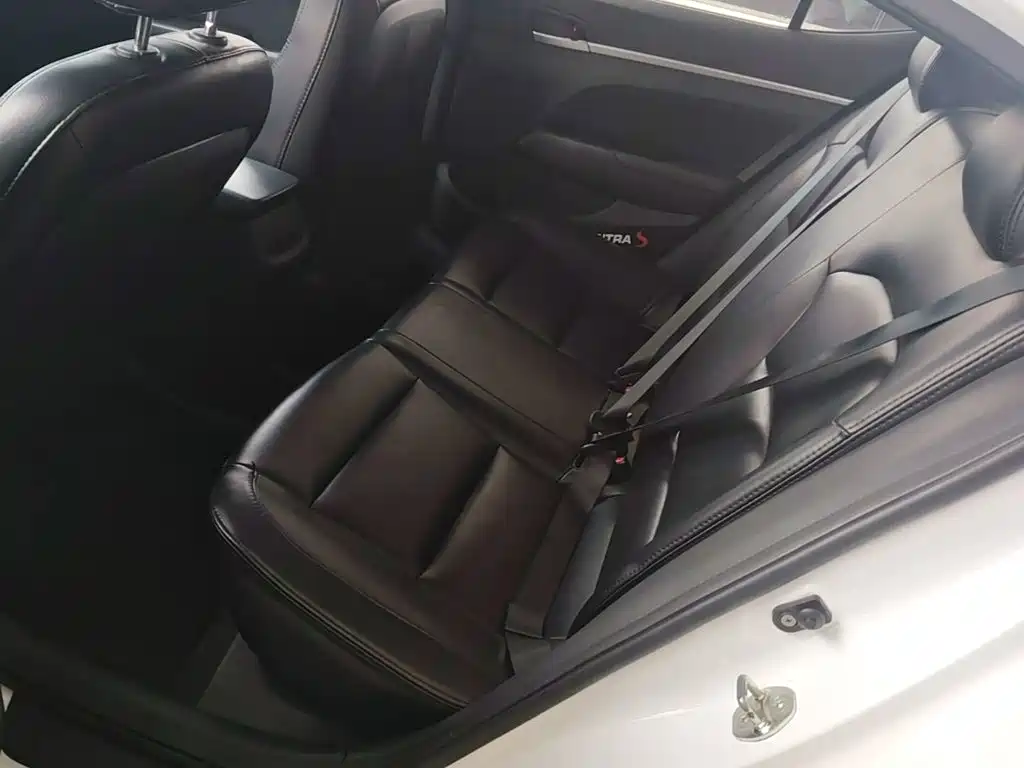 Hyundai Elantra 2016 — фото 17
