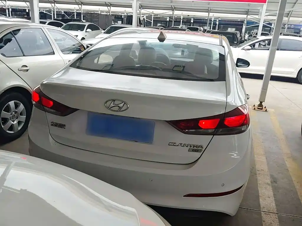 Hyundai Elantra 2016 — фото 6