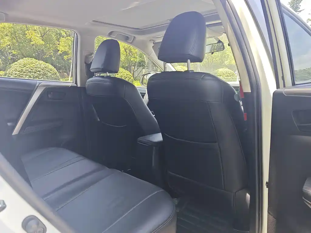 Toyota RAV4 2016 — фото 11