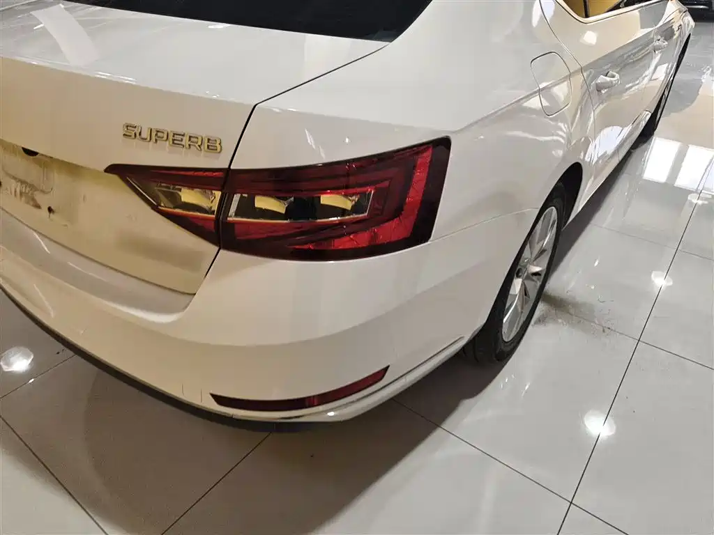 Skoda Superb 2017 — фото 24