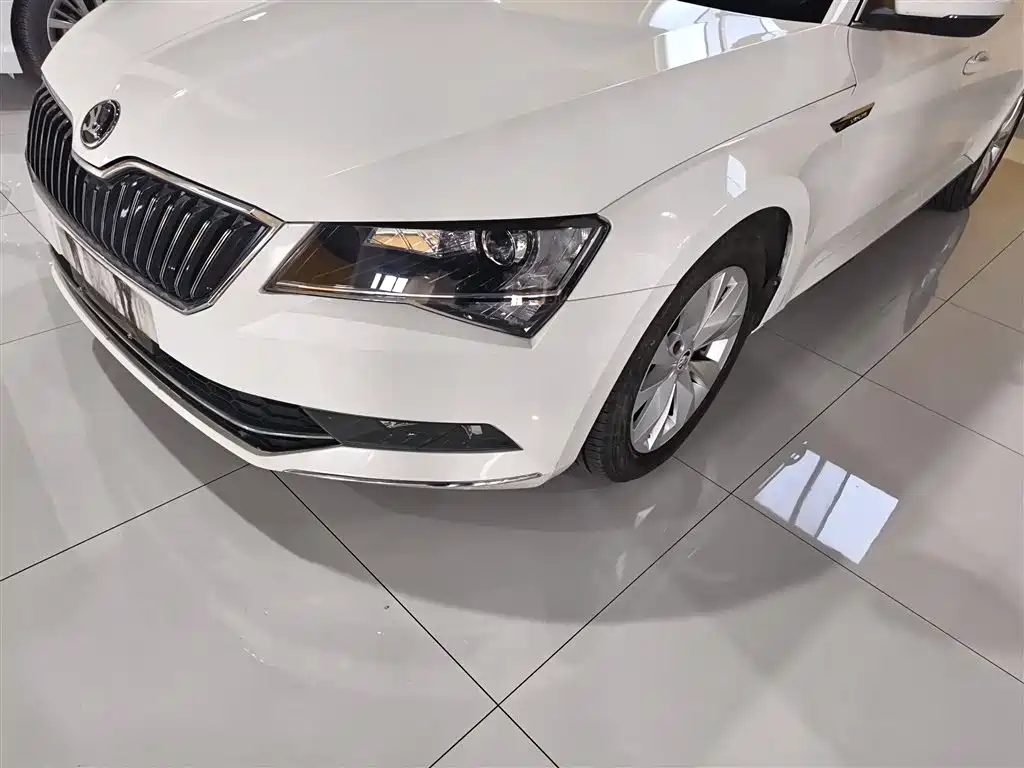 Skoda Superb 2017 — фото 18