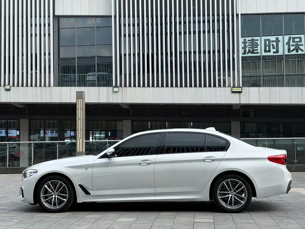 BMW 5 Series 2019 — фото 3