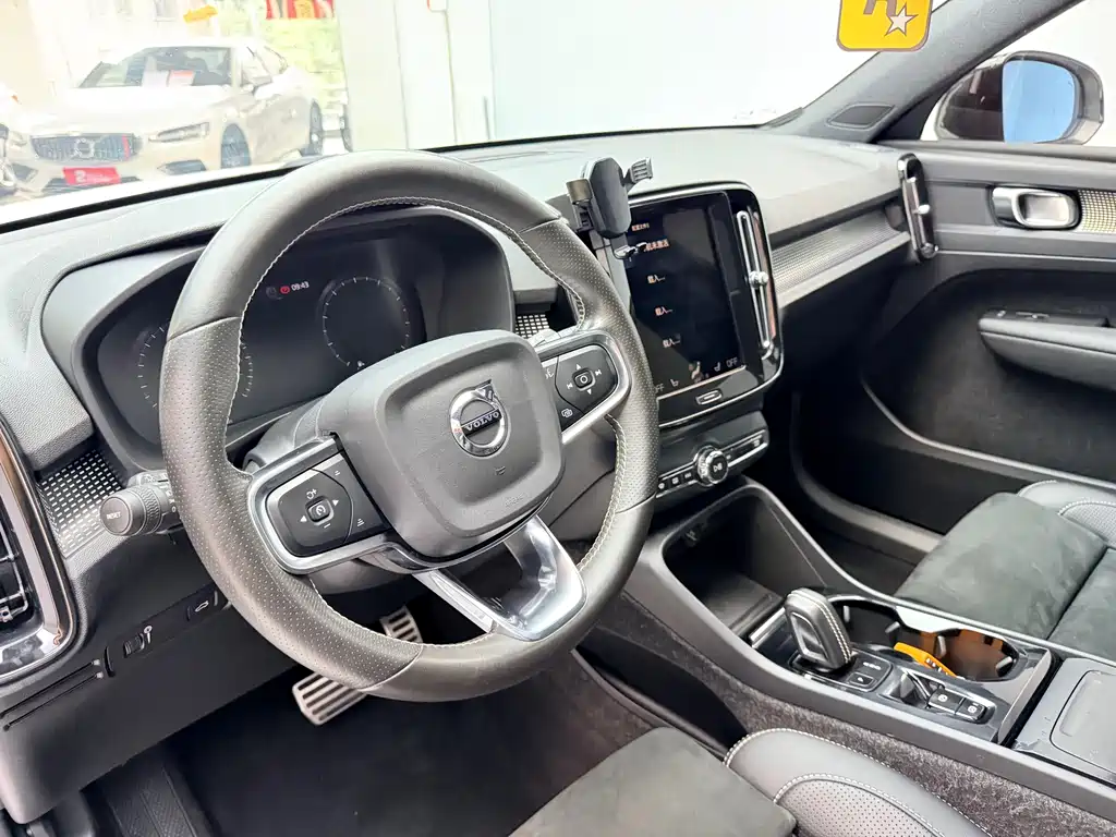Volvo XC40 2021 — фото 18