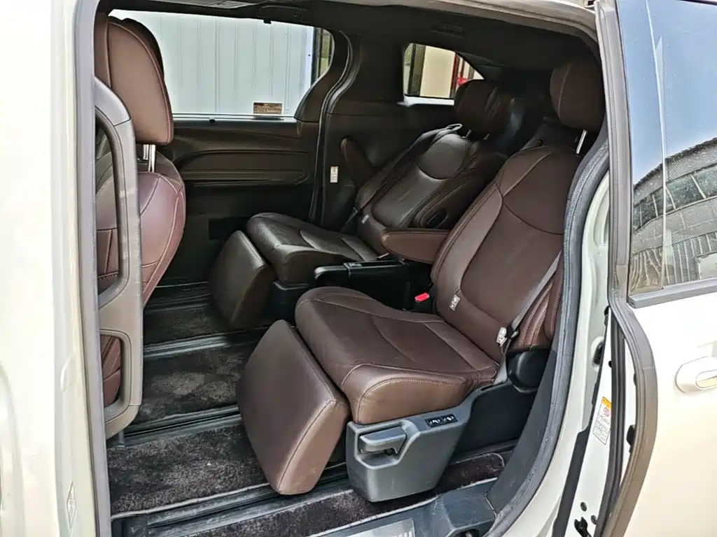 Toyota Sienna 2022 — фото 17