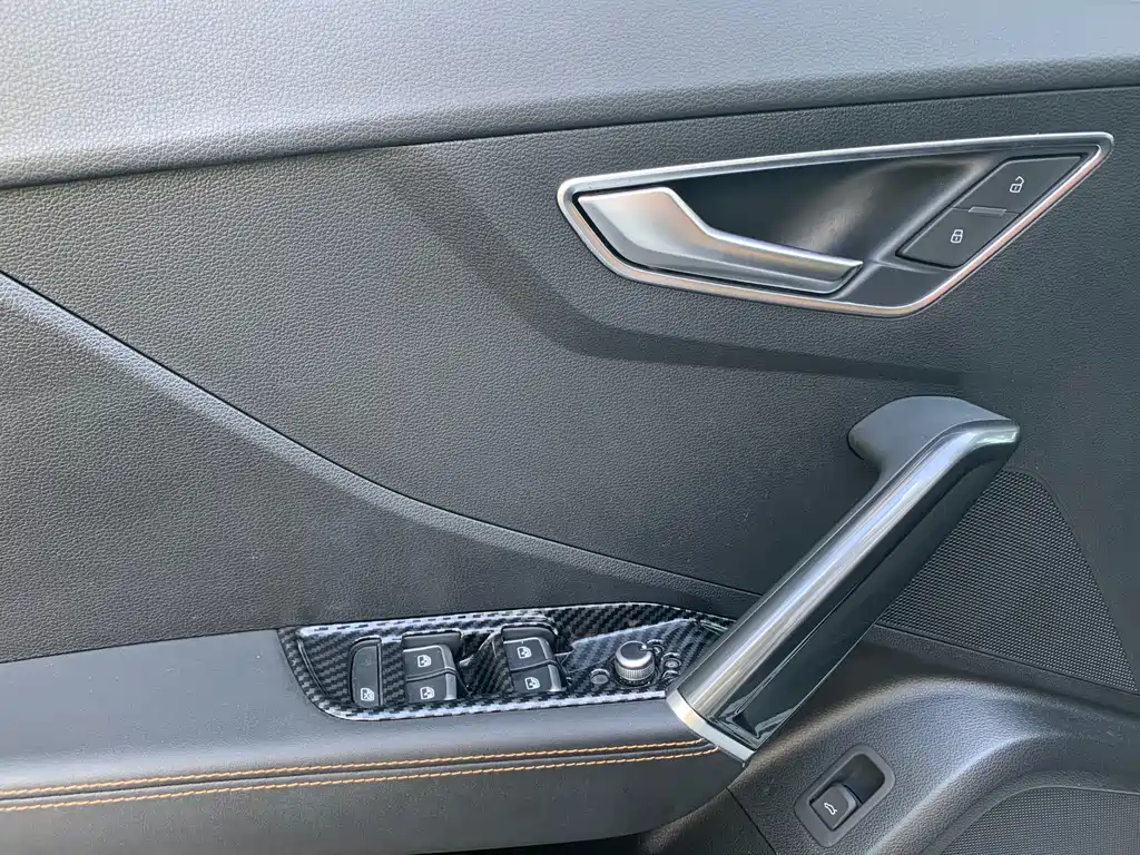 Audi Q2L e-tron 2022 — фото 12