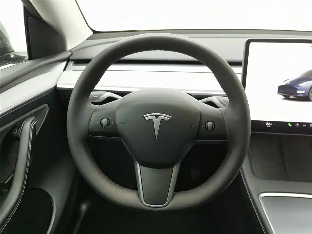 Tesla Model Y 2025 — фото 11