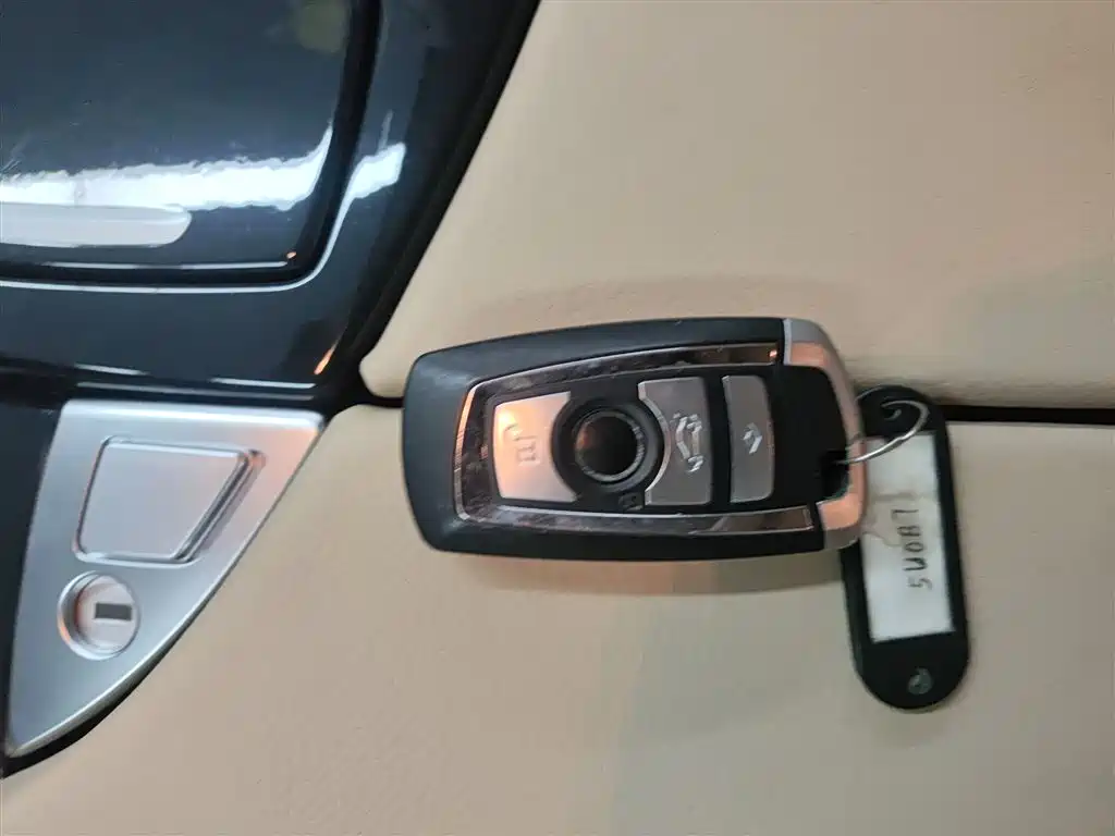 BMW 5 Series 2015 — фото 11