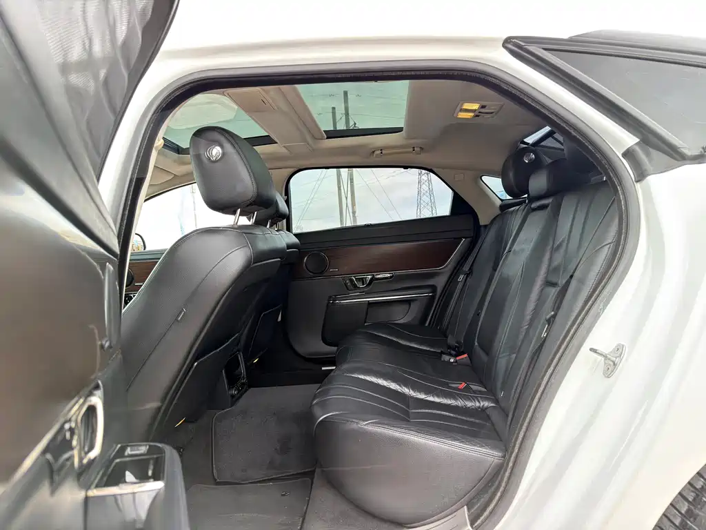 Jaguar XJ 2015 — фото 13