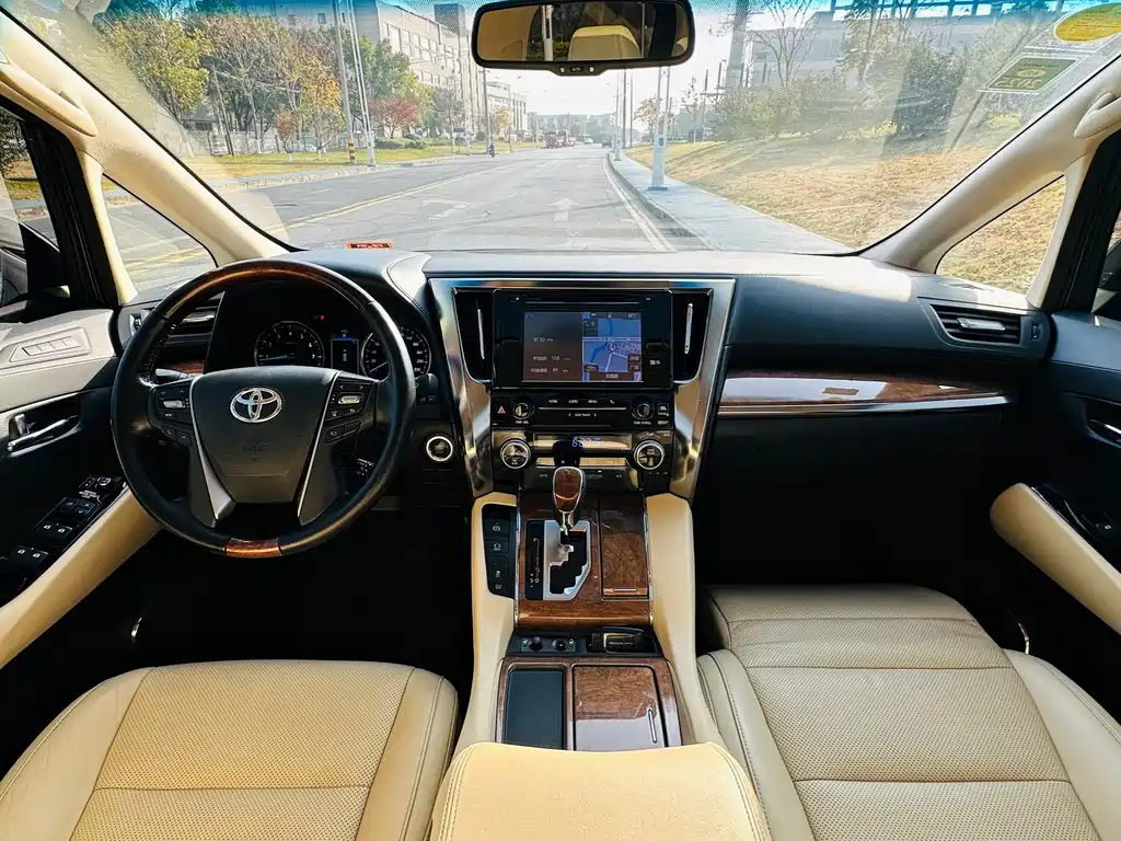 Toyota Alphard 2017 — фото 10