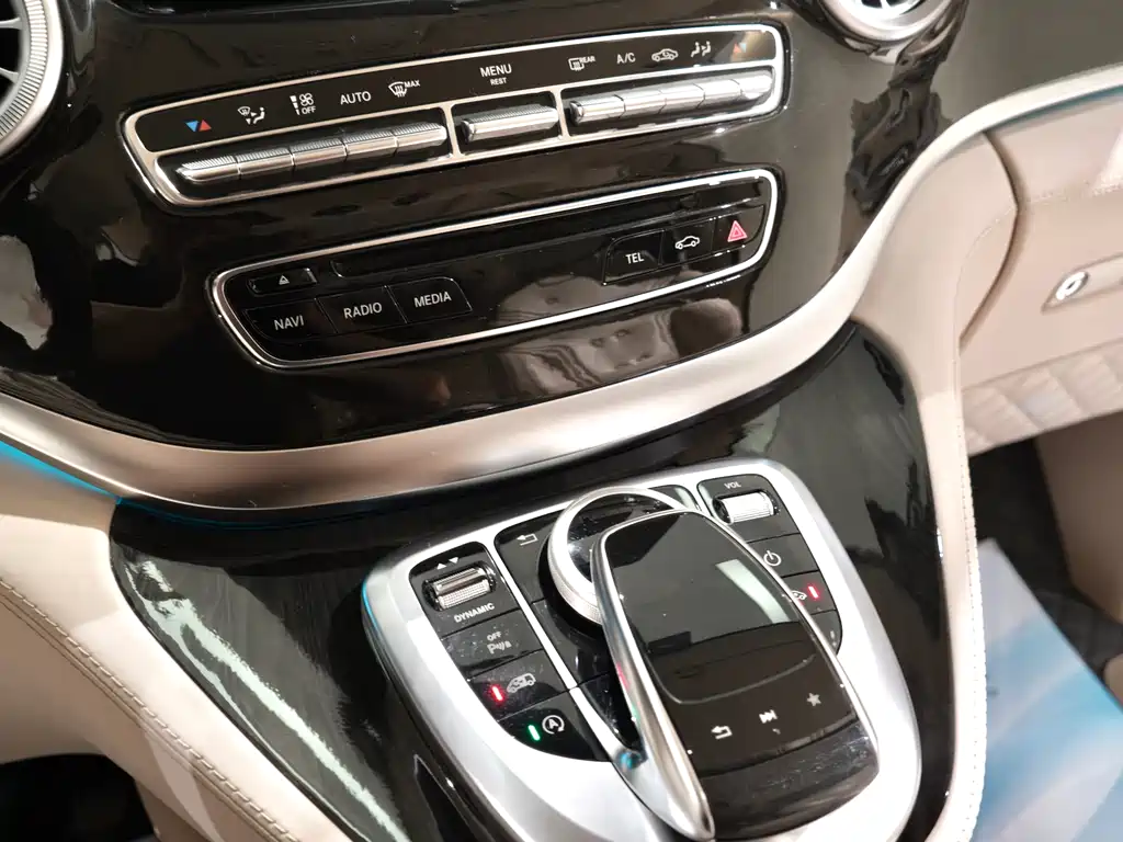 Mercedes-Benz V-Class 2020 — фото 10