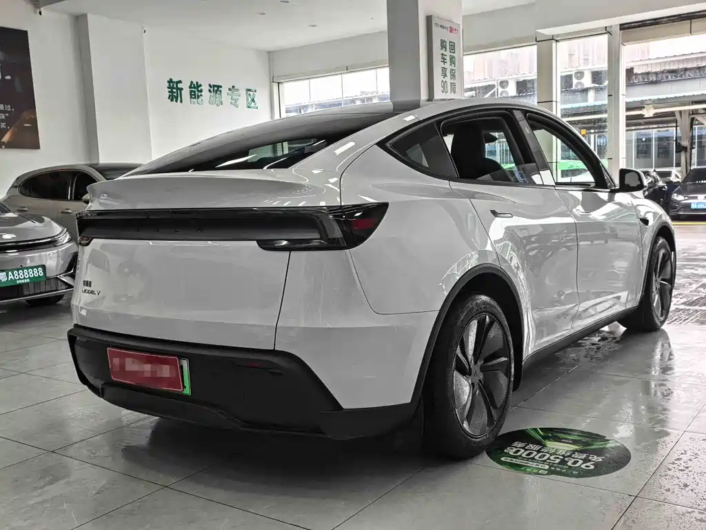 Tesla Model Y 2025 — фото 7