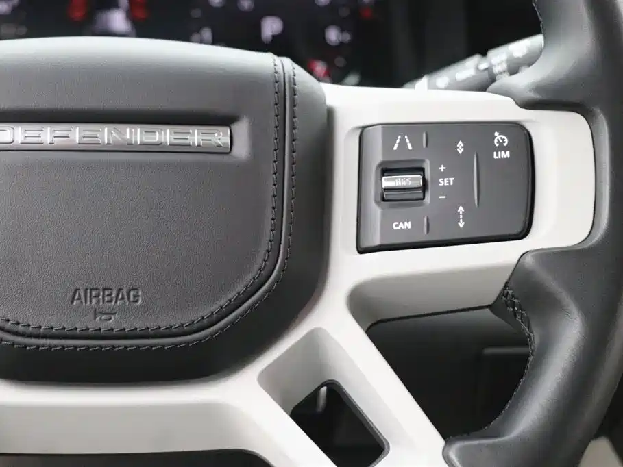 Land Rover Defender 2023 — фото 18