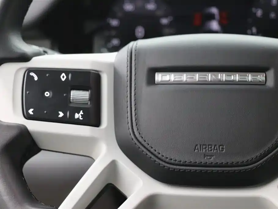 Land Rover Defender 2023 — фото 17
