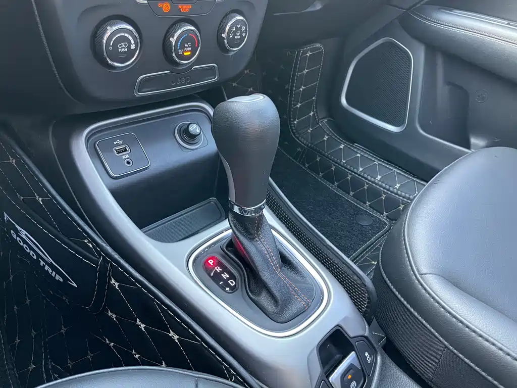 Jeep Compass 2018 — фото 14