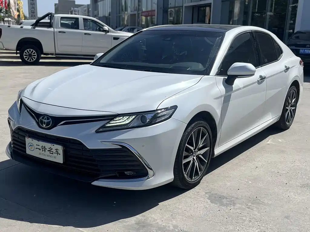 Toyota Camry 2022 — фото 1