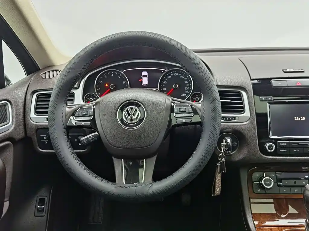 Volkswagen Touareg 2012 — фото 11