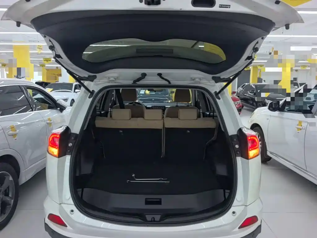 Toyota RAV4 2018 — фото 19