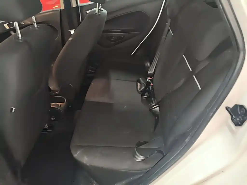 Ford Fiesta 2015 — фото 17
