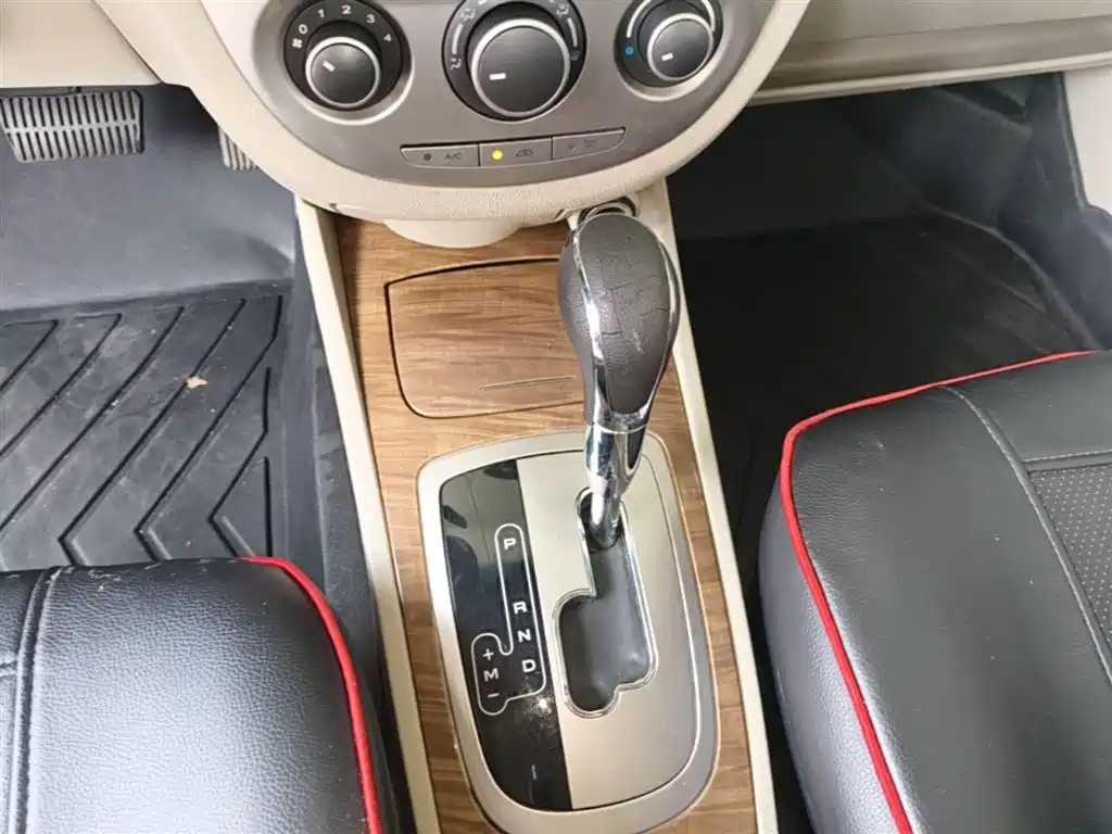 Buick Excelle 2015 — фото 14