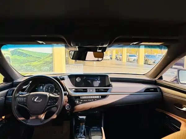 Lexus ES 2020