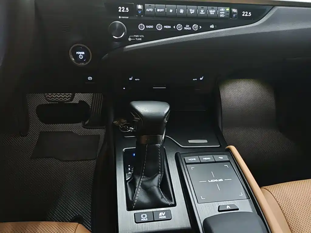 Lexus ES 2019 — фото 14