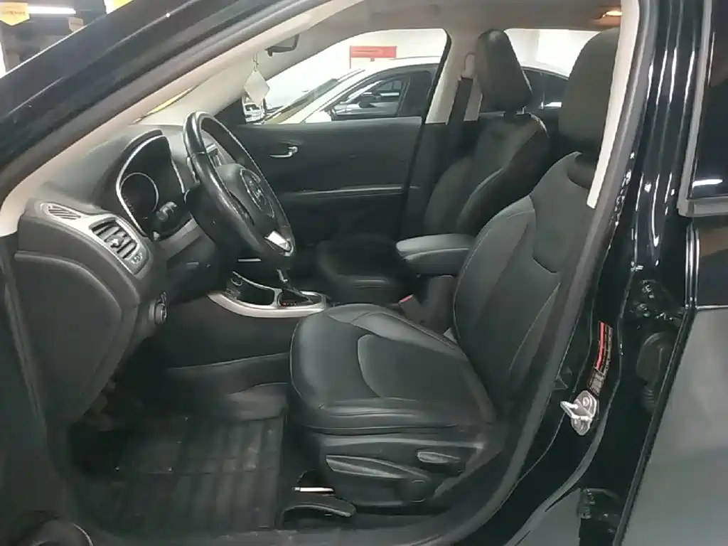 Jeep Compass 2018 — фото 15