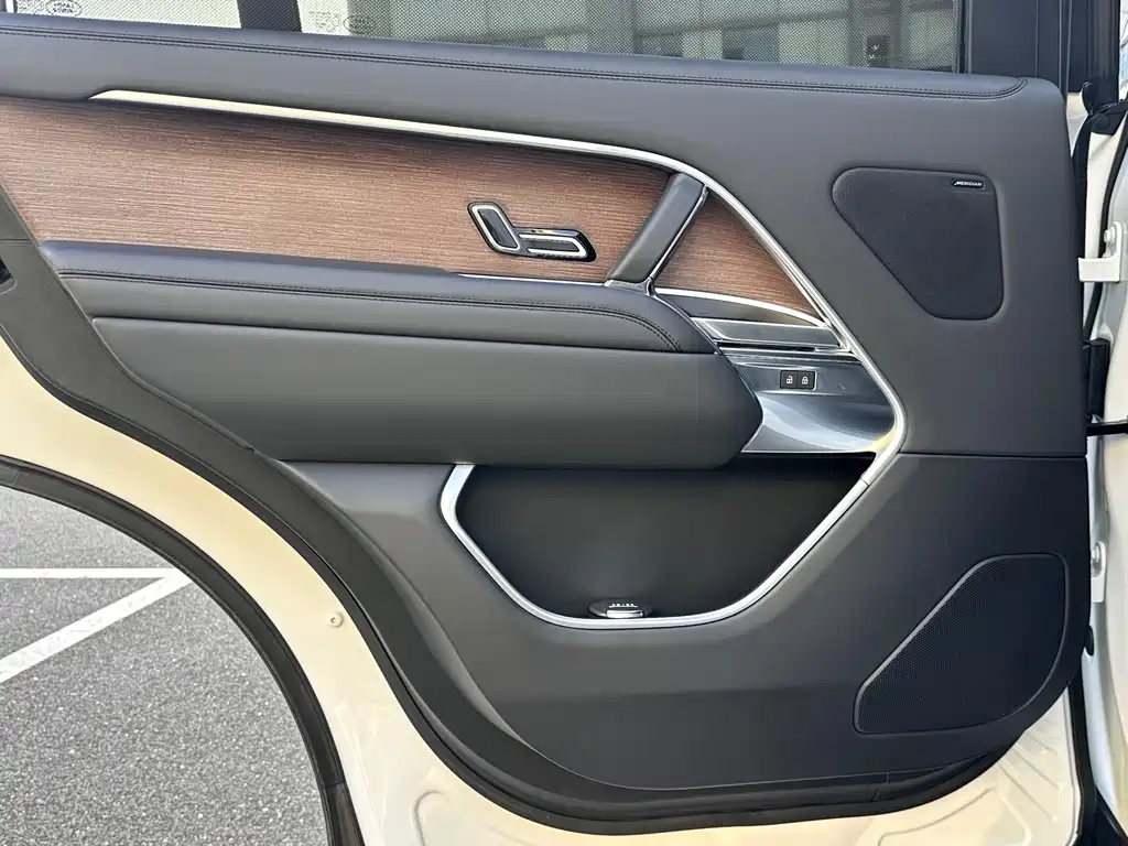 Land Rover Range Rover 2023 — фото 18