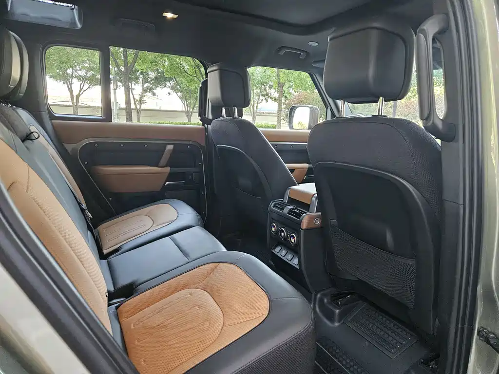 Land Rover Defender 2023 — фото 10