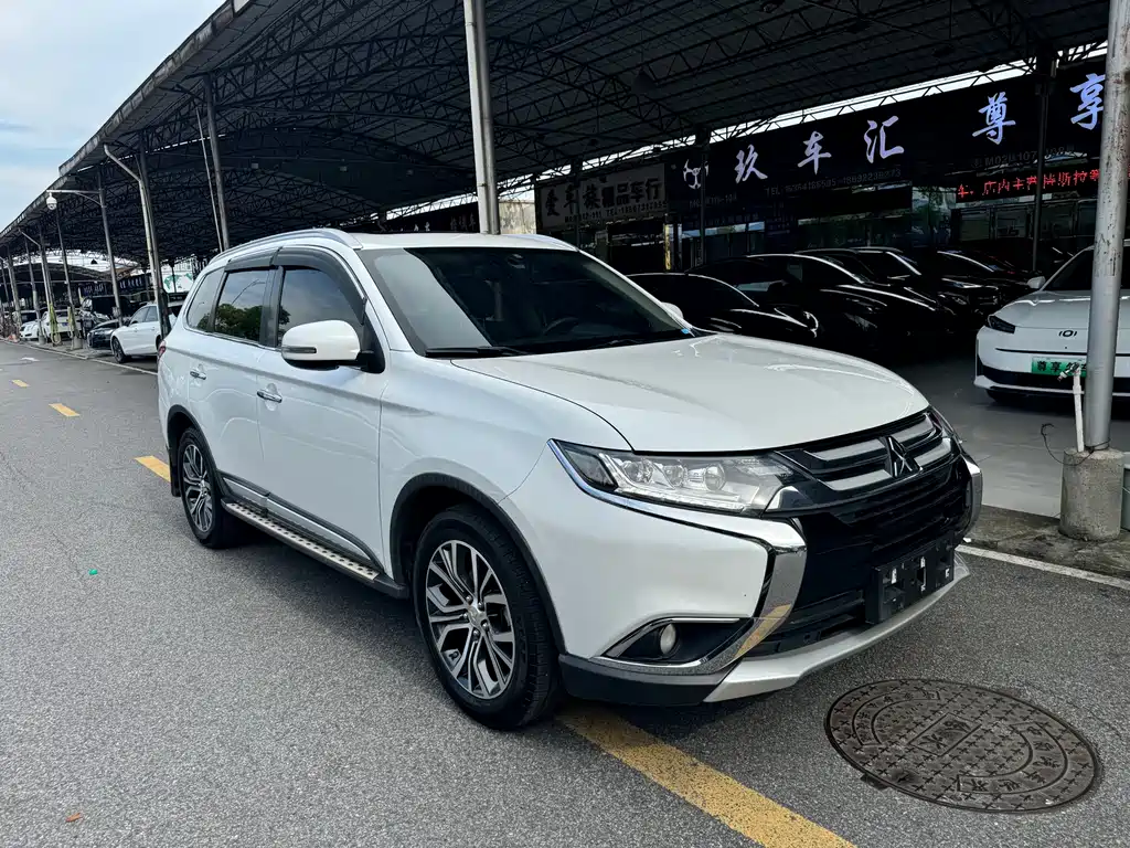 Mitsubishi Outlander 2018 — фото 3