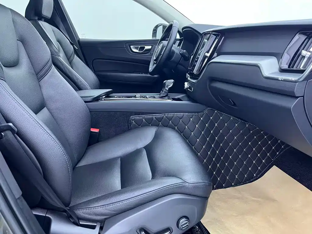 Volvo XC60 2018 — фото 17