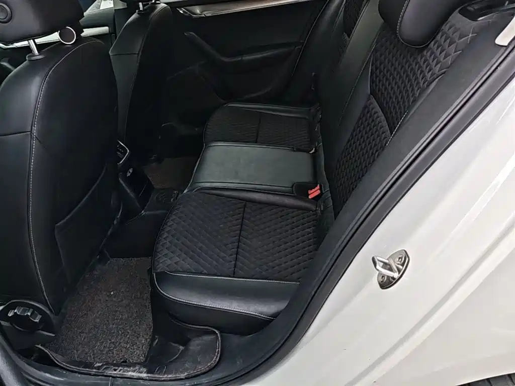 Skoda Octavia 2017 — фото 17