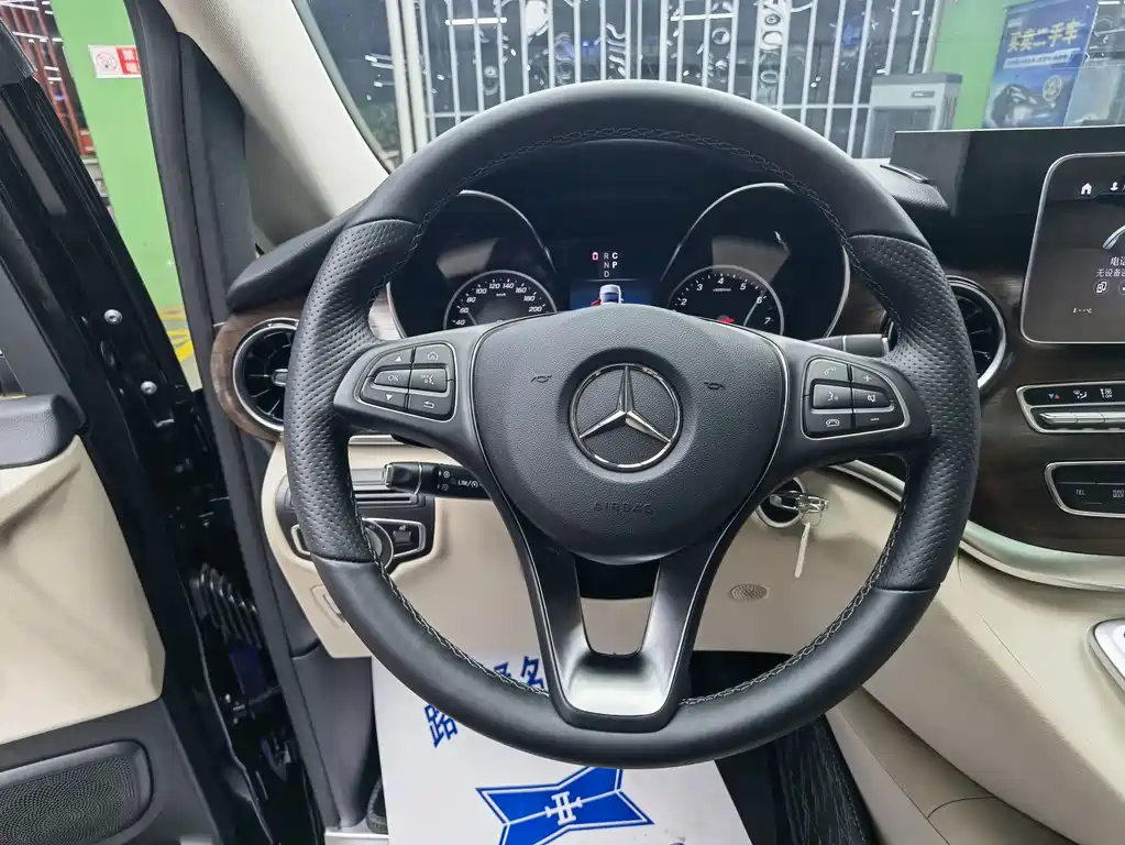 Mercedes-Benz V-Class 2024 — фото 11