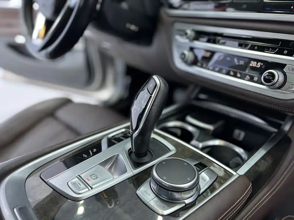 BMW 7 Series 2017 — фото 13