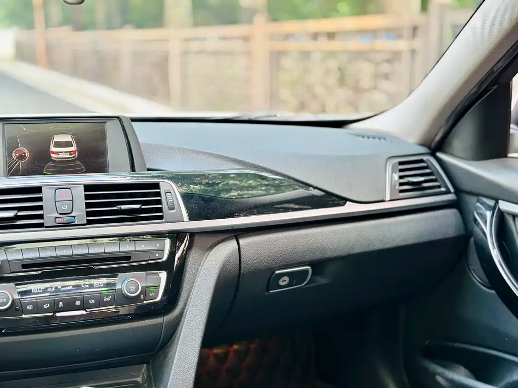 BMW 3 Series 2017 — фото 12