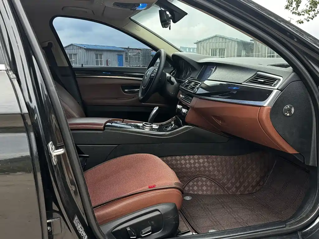 BMW 5 Series 2015 — фото 17