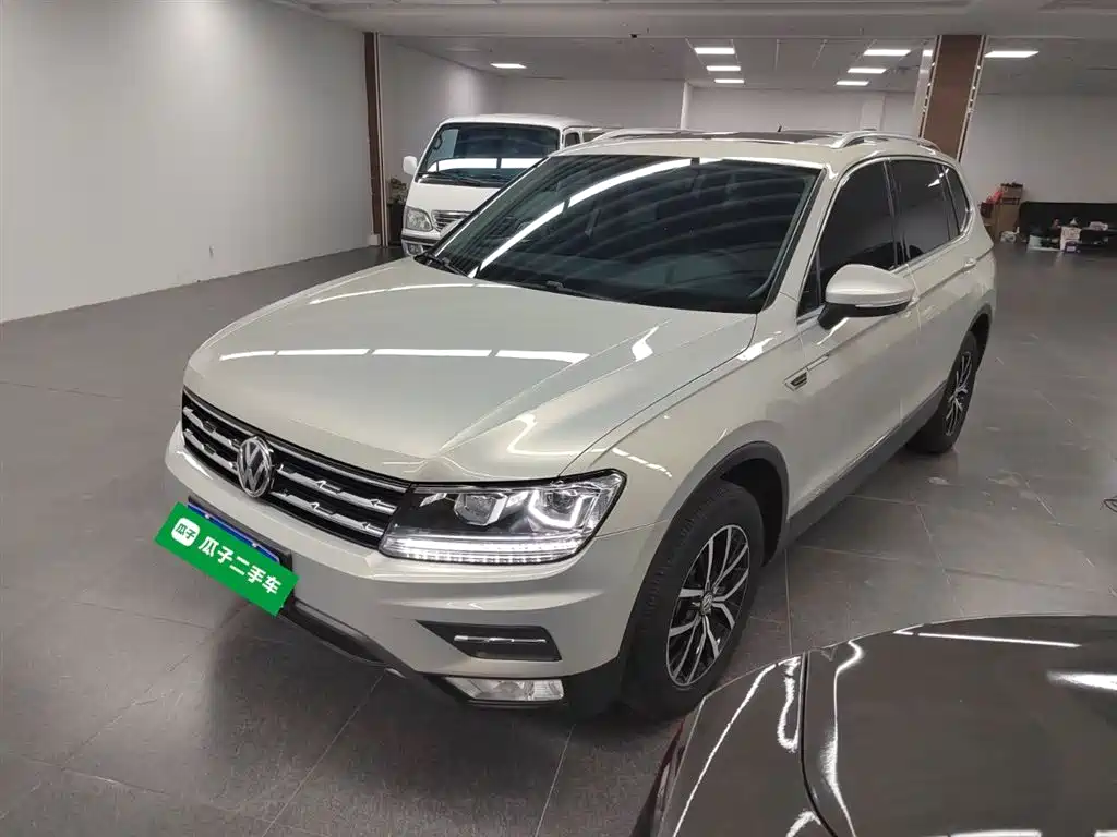 Volkswagen Tiguan L 2018 — фото 1