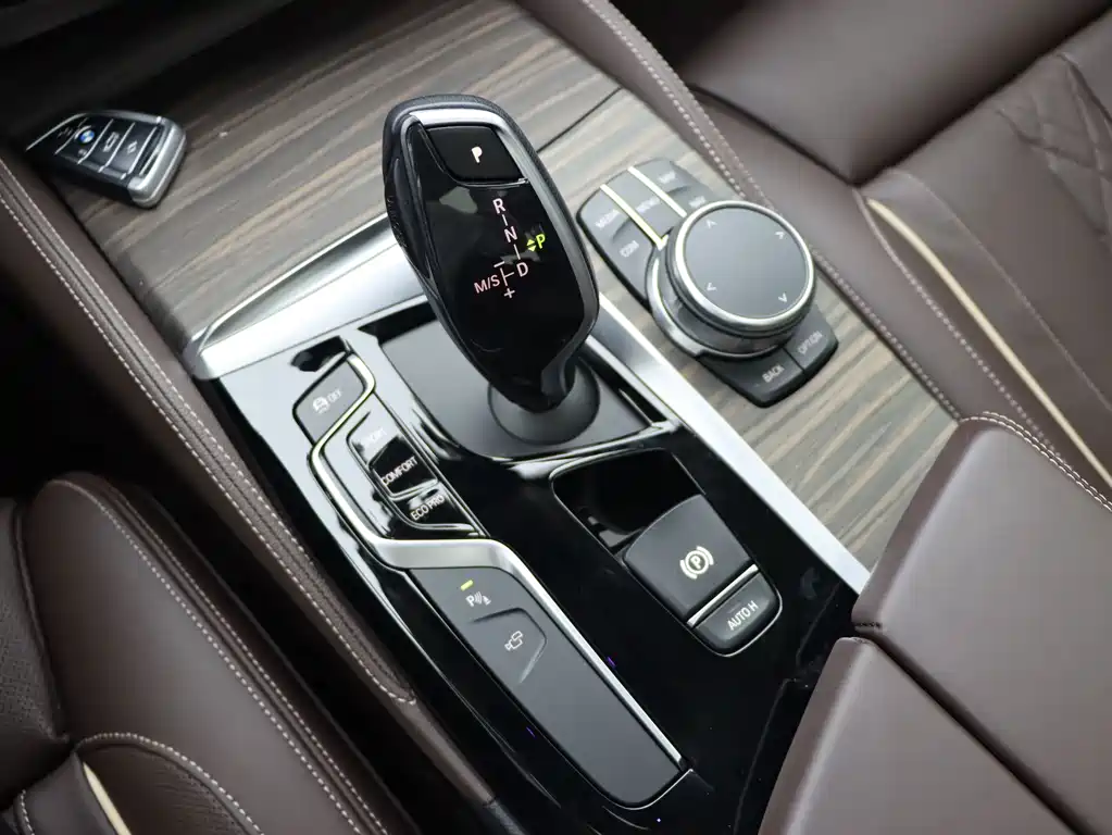 BMW 5 Series 2019 — фото 17