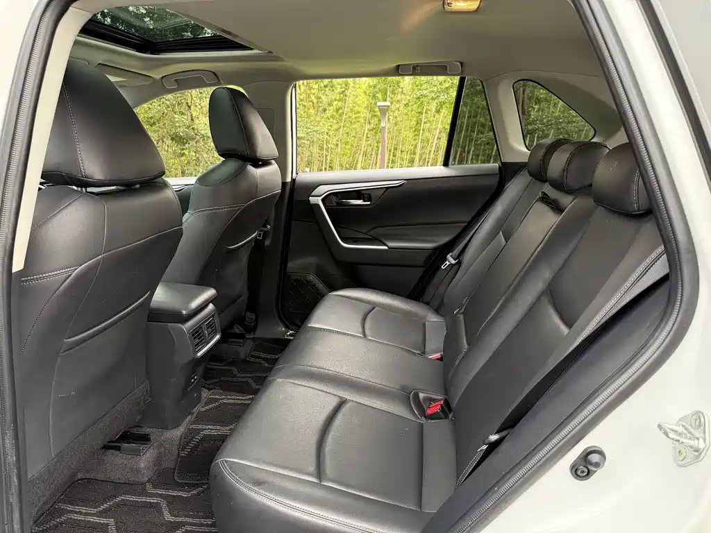 Toyota RAV4 2023 — фото 10