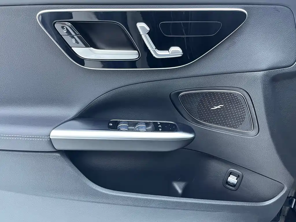 Mercedes-Benz C-Class 2024 — фото 11