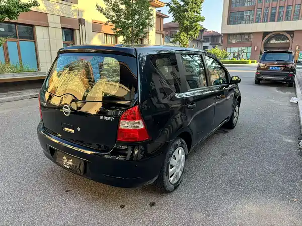 Nissan Livina 2012