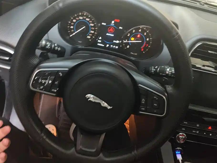 Jaguar F-PACE 2016 — фото 15