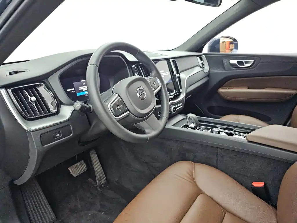 Volvo XC60 2023 — фото 8
